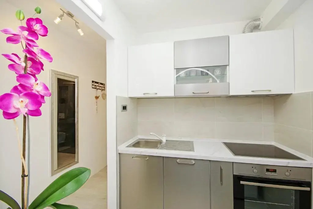 Split Symphony Garden: Modern, new Apartment (4+1), 5 min walk to ˝Firule˝ SAND BEACH, 12 min walk to CITY CENTER