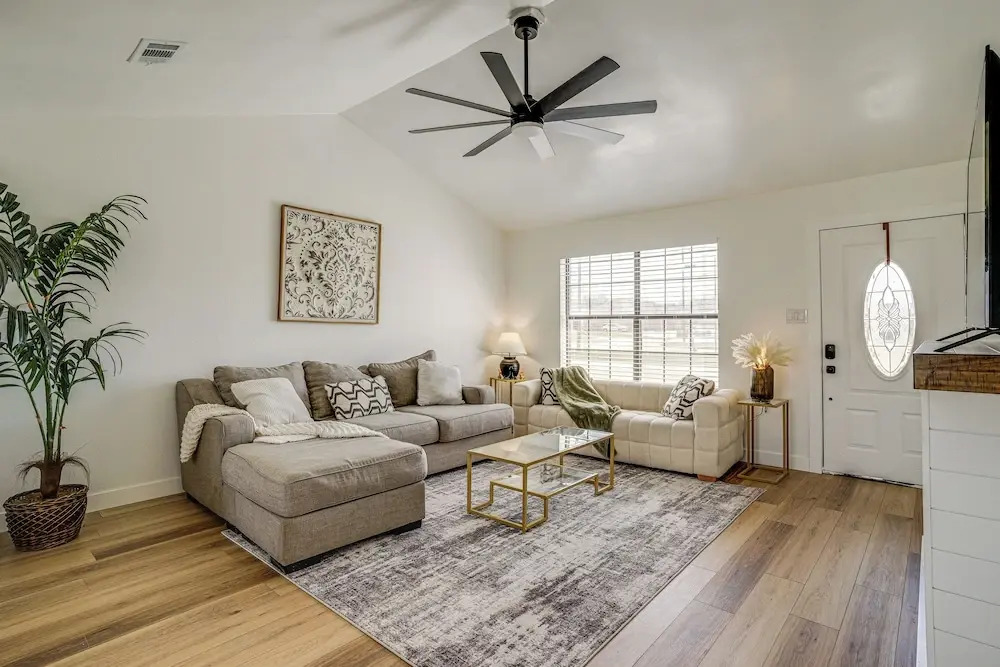 7 Mi to Lake Bridgeport: Home w/ Yard & Grill!