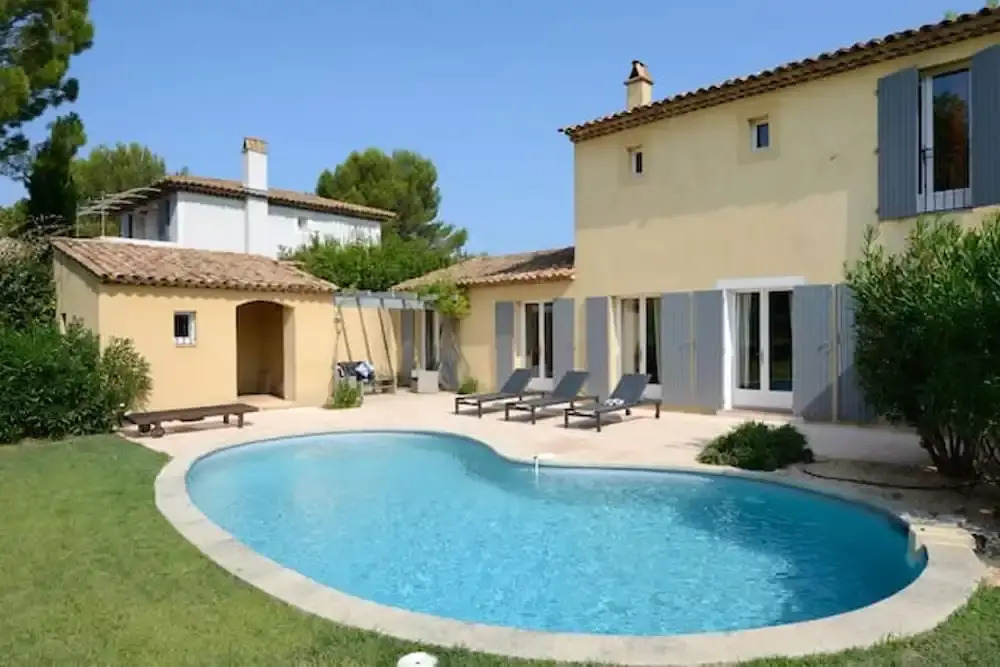 Villa With 3 Bedrooms in Mallemort, With Wonderful Lake View, Private Pool, Furnished Garden - 32 km From the Beach