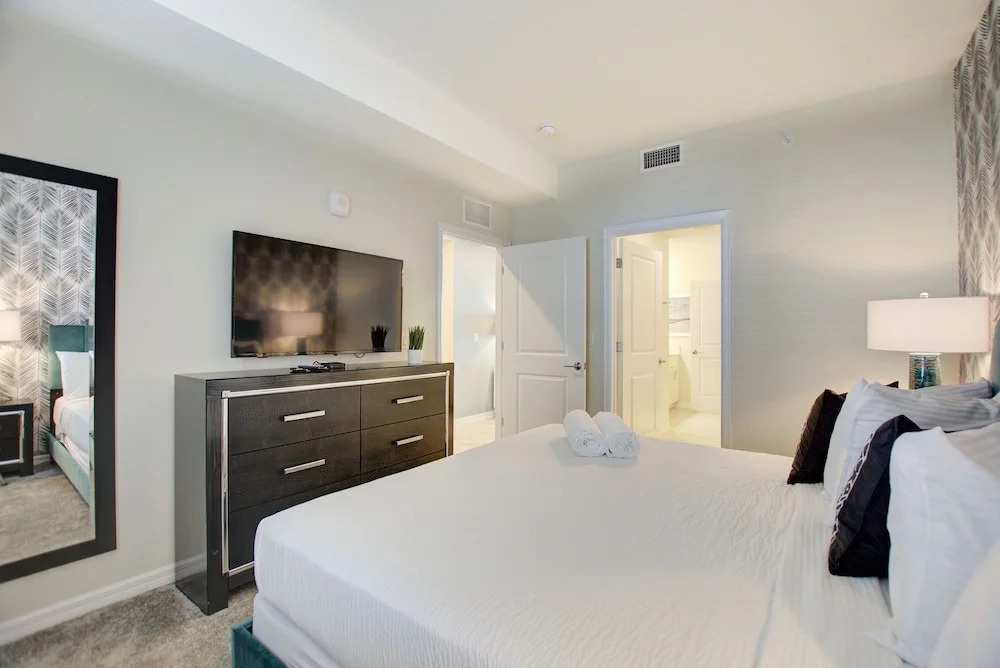 Decadent Penguin - Storey Lake by Shine Villas 704 apts