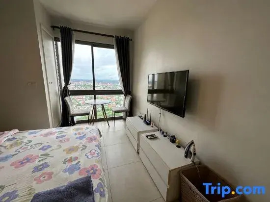 Studio with kitchen on the 42nd floor near walking street with panoramic view and side sea view