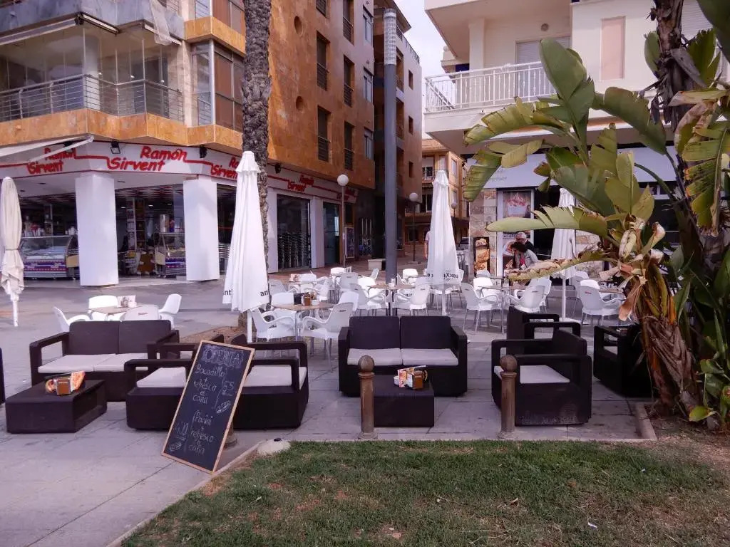 Edificio 1º línea de playa, en paseo marítimo de Torrevieja, Alicante, Costa Blanca