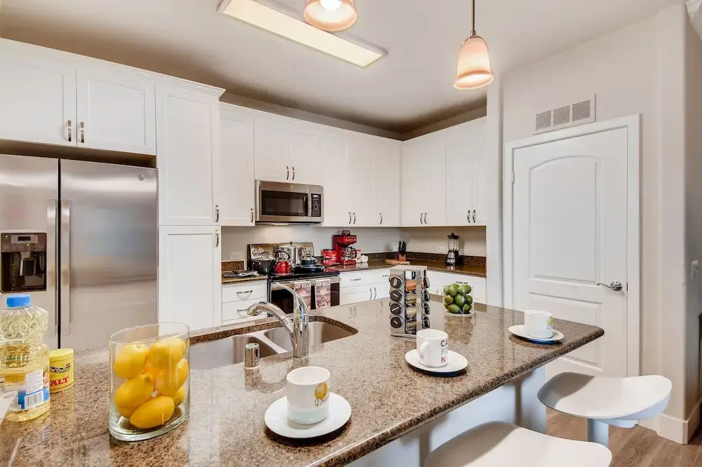 (70% off) - San Diego Top Location Work Or Fun 2BR/2.5 Bath - Pool, Gym, & Free Parking (FV10)