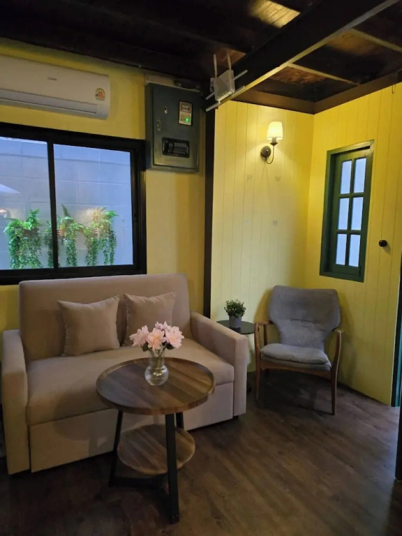 Homey Home UP Themed Near MRT Samyot