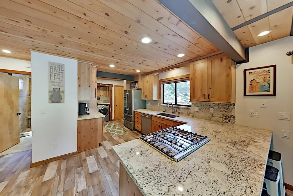 Cozy All-Season Cabin Near Shops, Beach, Skiing home