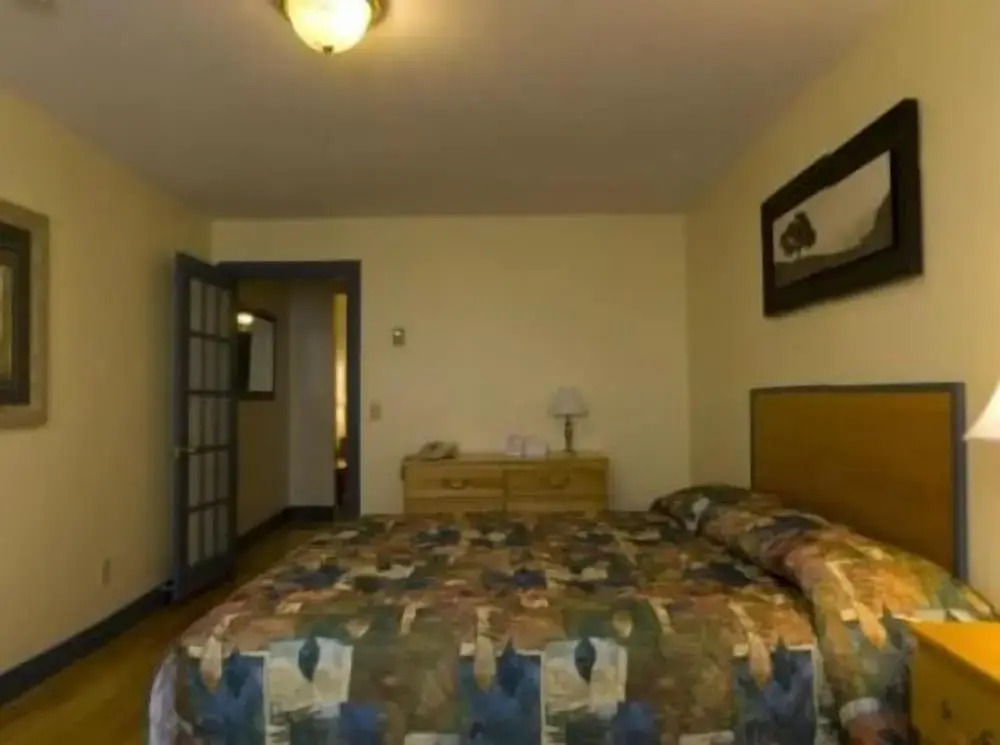 Parkland Village Inn