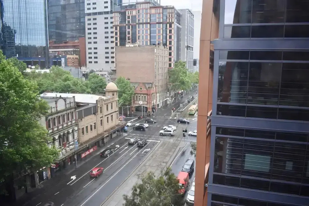 Spacious 1 Bedroom Apartment in the Heart of Melbourne's CBD