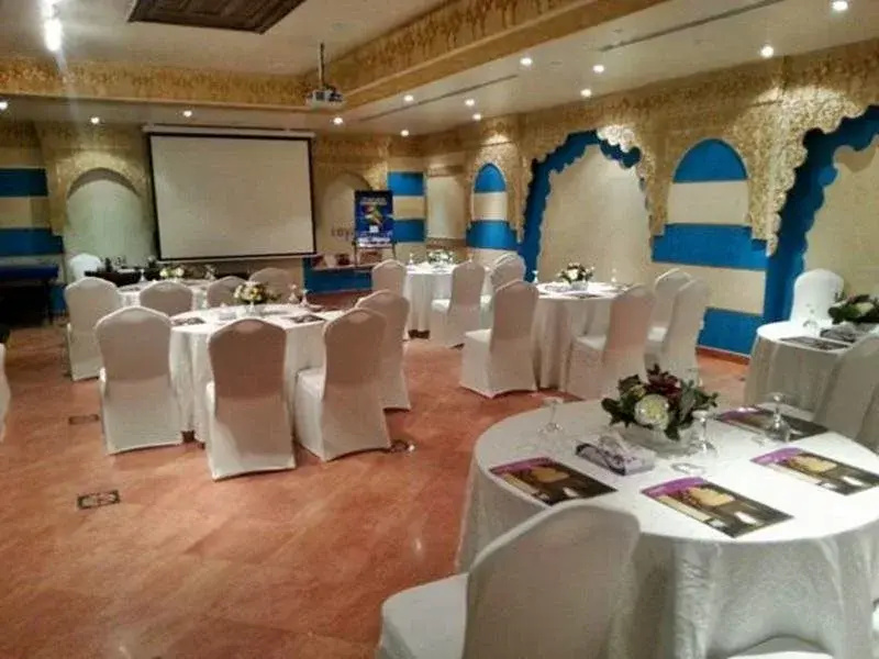 Royal Hotel & Suites