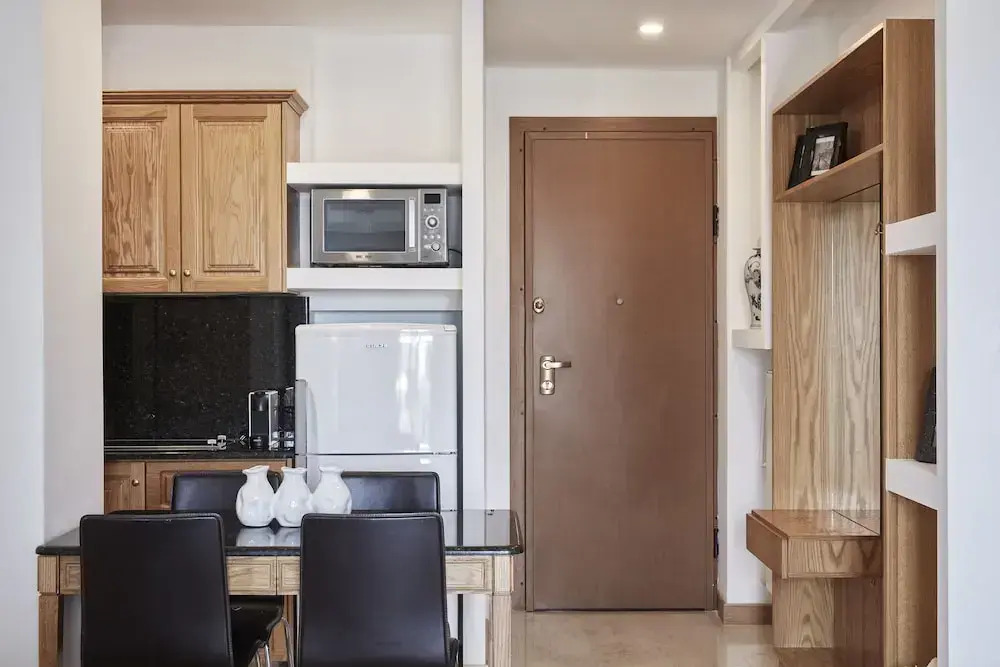 Chic One Bd Apartment with Hilton View