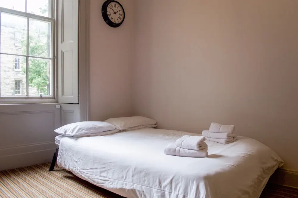 Spacious 2 Bedroom Apartment by the Meadows