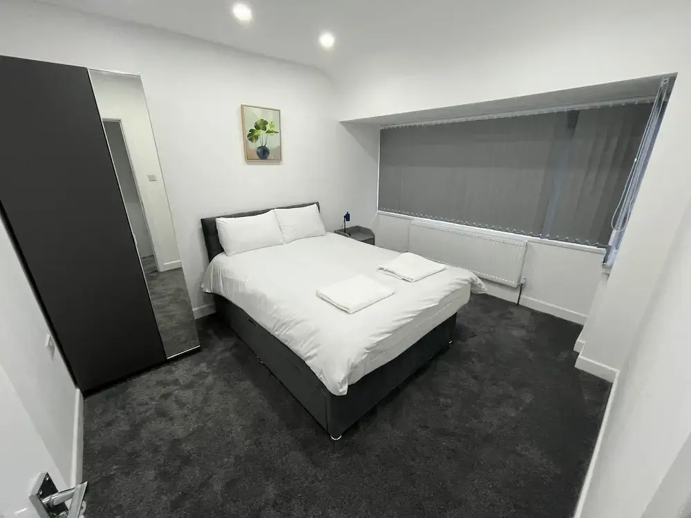 Spacious 4 Bed Home - Sleeps 7, Garden & Parking