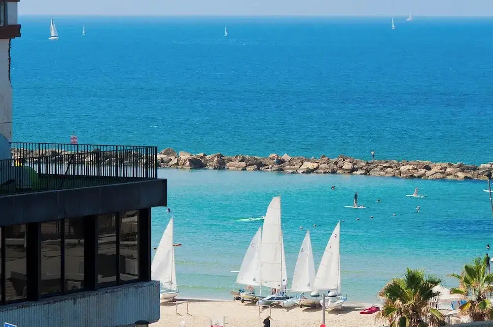Bright and Charming 1BR Apt Near Shore