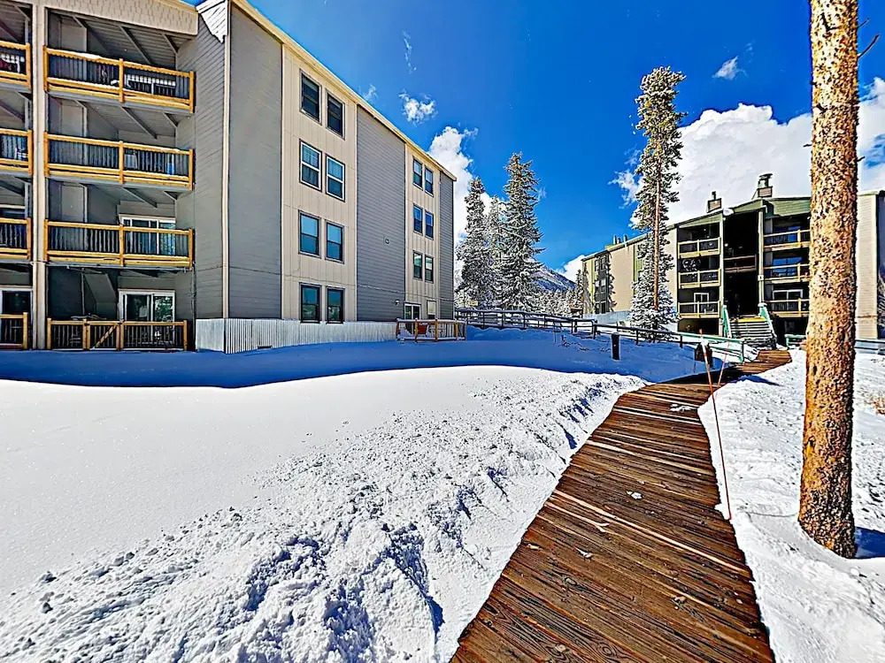 Top-floor Treehouse W/ Pool & Hot Tubs 2 Bedroom Condo
