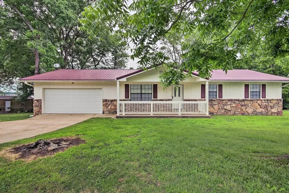Yard + 15' Boat Slip: Waterfront Grove Getaway