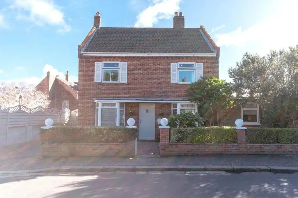 Stunning 4 bed with hot tub - walking distance to Cromer beach and town