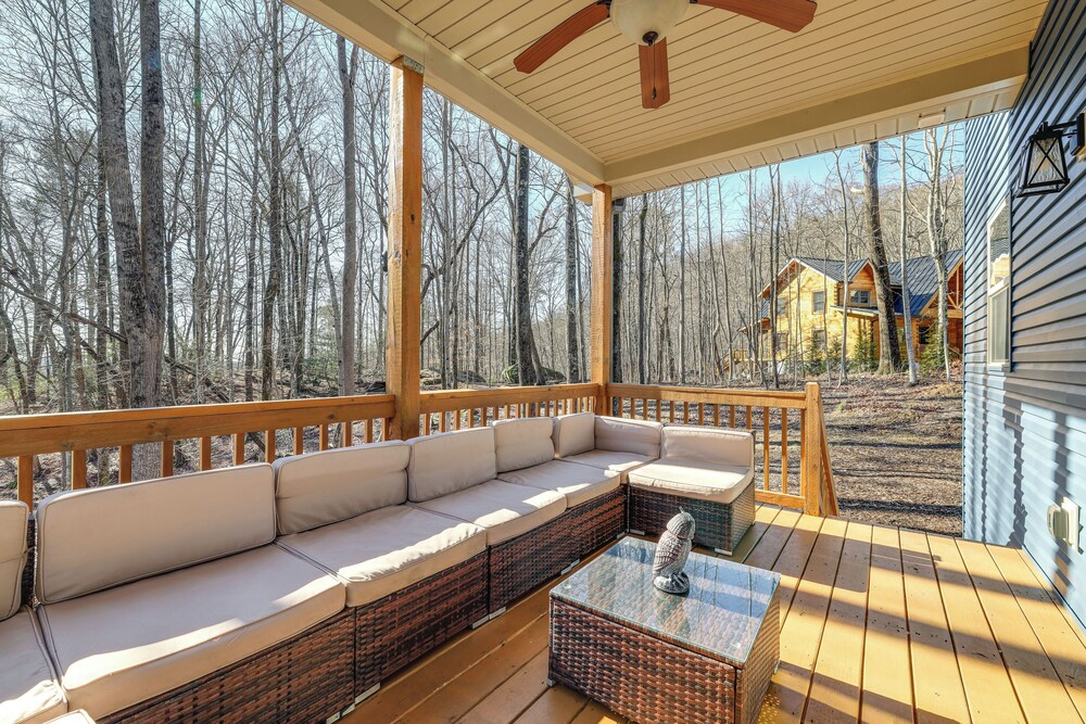 Lake Lure Getaway w/ Hot Tub & Fire Pit!