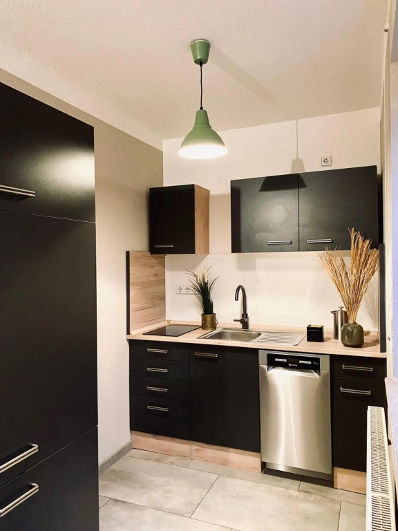 Saniertes Studio mit Balkon, WLAN, Netflix & Küche in City-Nähe