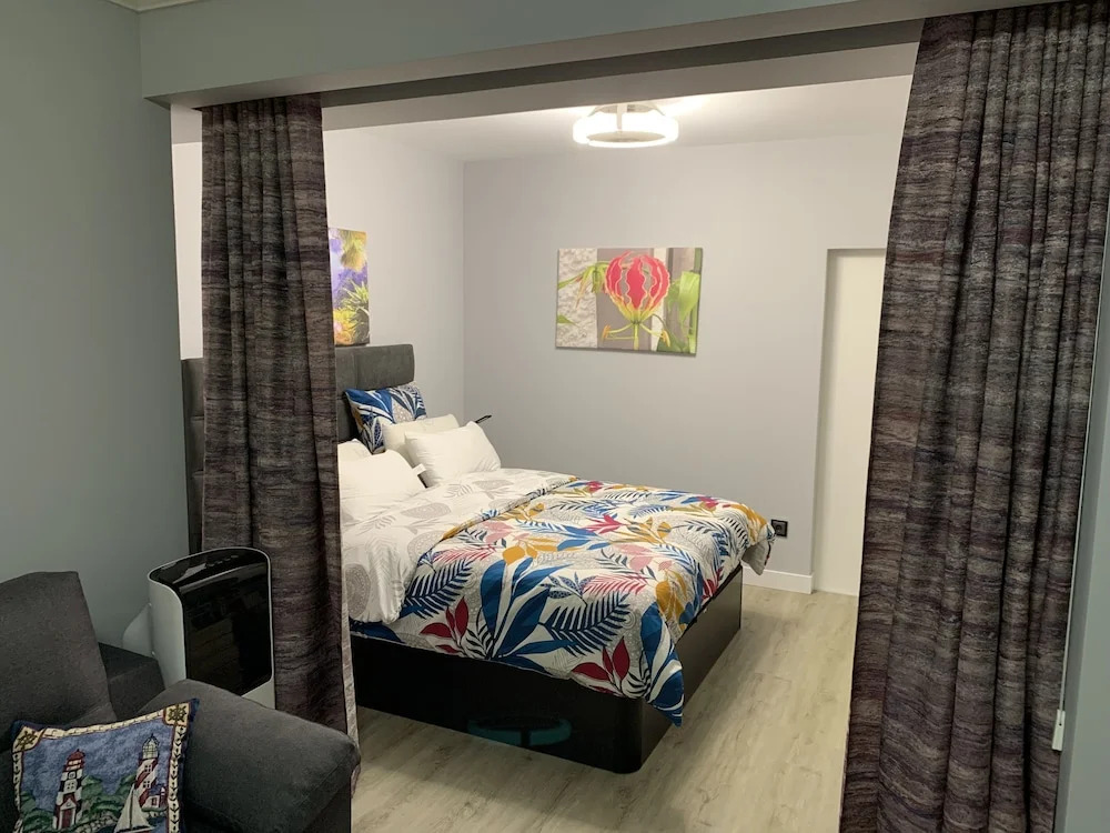 Funchal Apt- Sleeps 2 - Pool & Garden - Madeira
