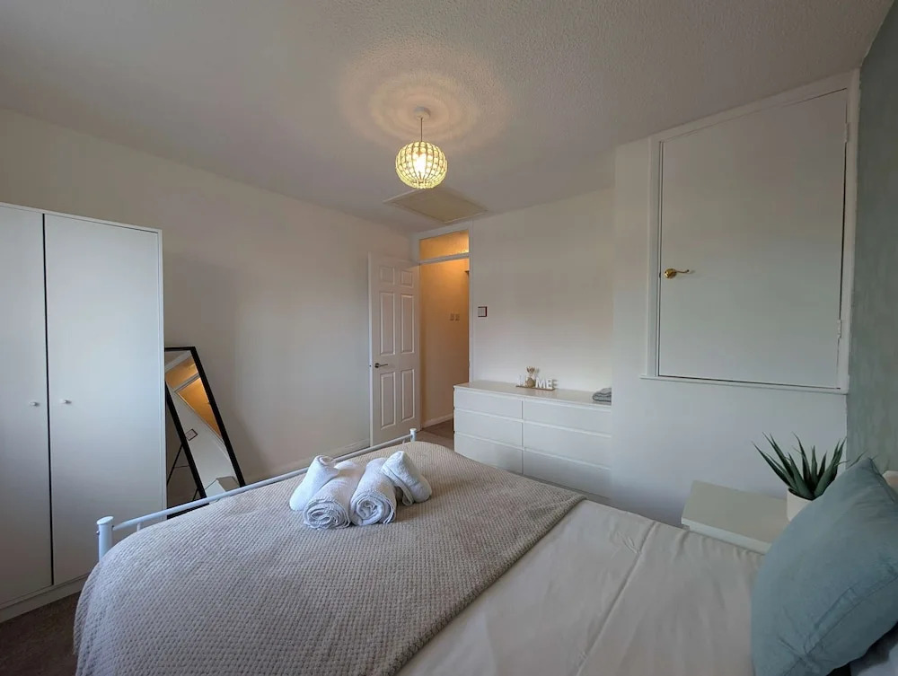 Comfortable 2-bedroom House With Free Parking