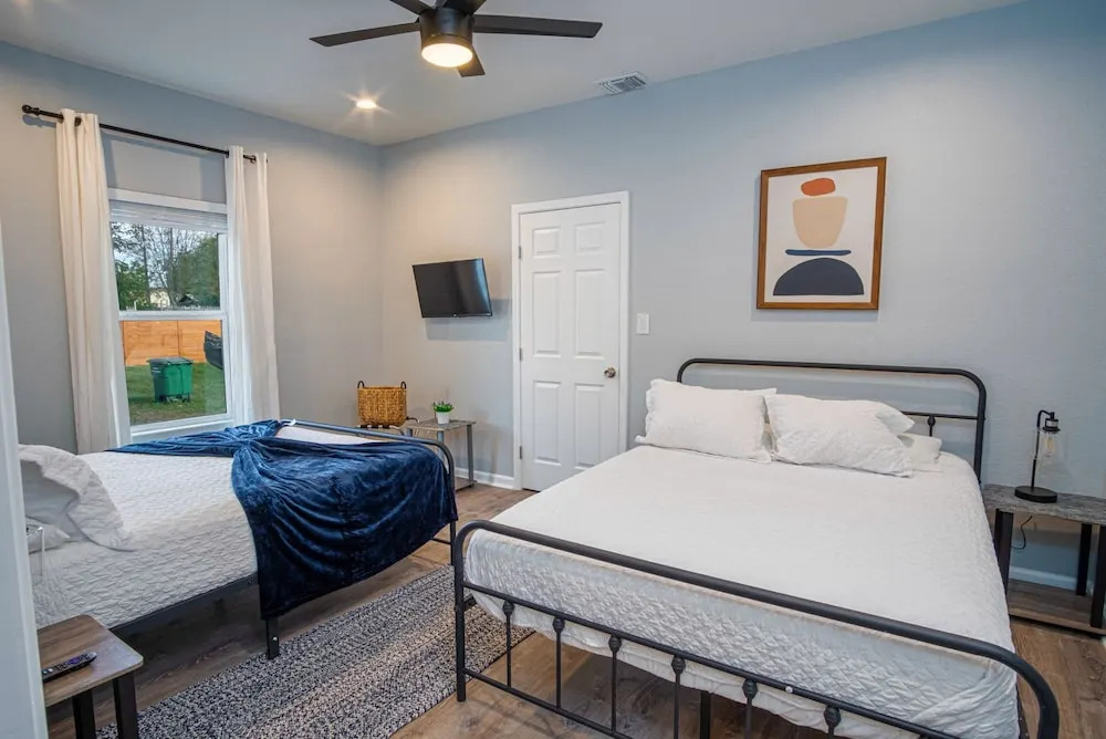 Downtown Dream Home Spacious 4br/2ba Sleeps 12!
