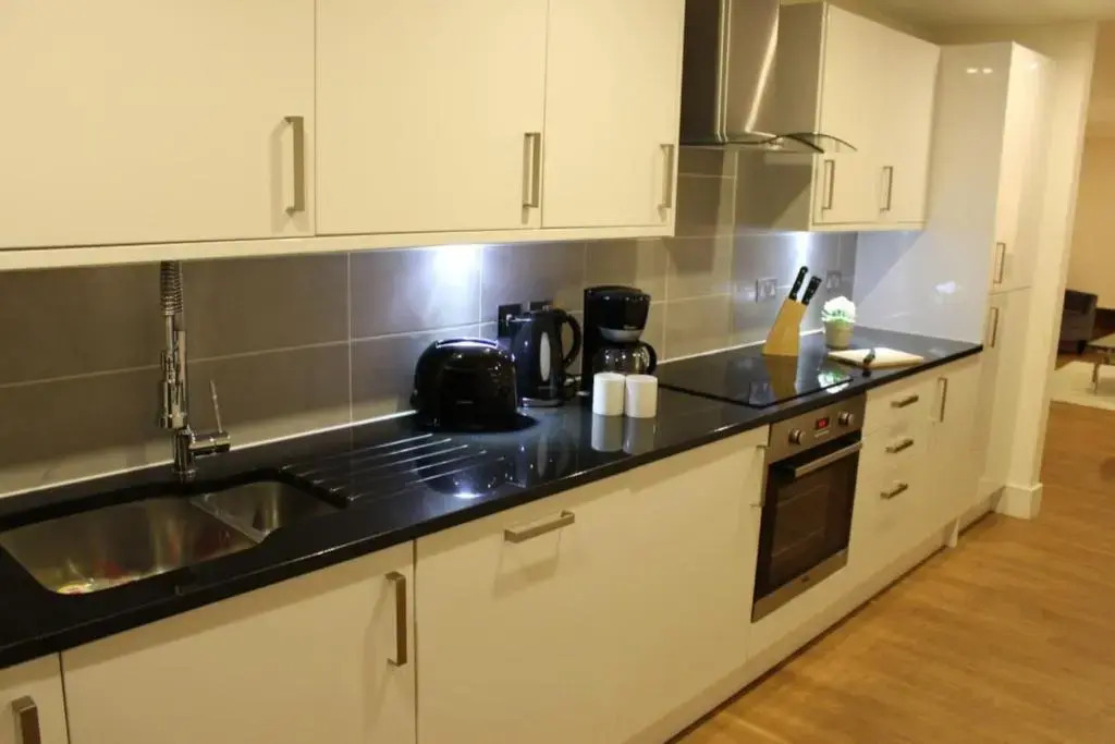 Stylish 3 Bed 2 Bath Apartment Hyde Park