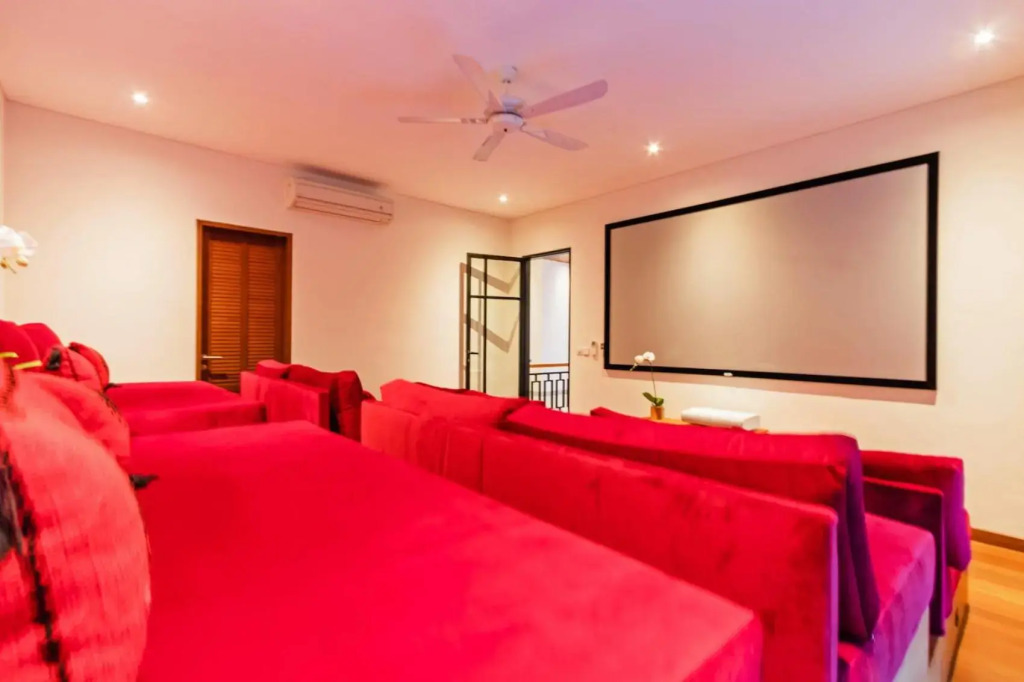 Heritage Villa, Ultimate 6 bed, 20 meter pool 700 metre from beach