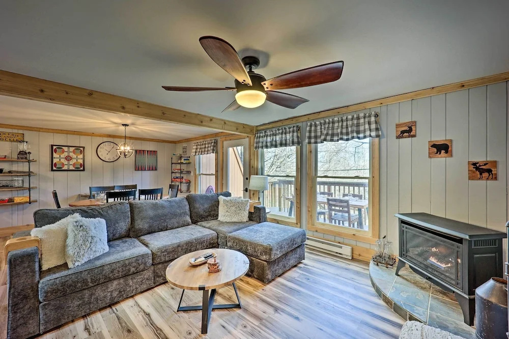 1 Mi to Skiing: Beech Mountain Condo w/ Fireplace!