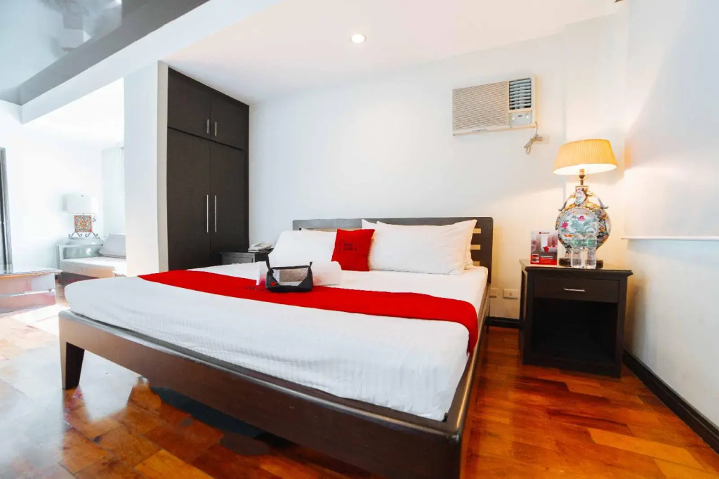 RedDoorz Plus near Naia Expressway