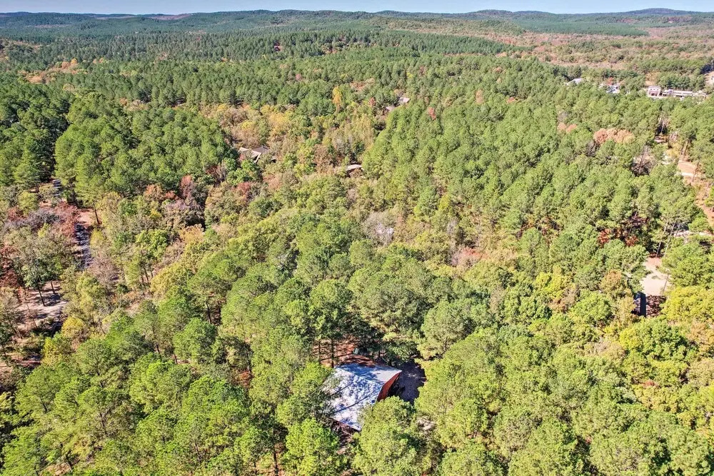 Broken Bow Escape w/ Hot Tub & Basketball Court!