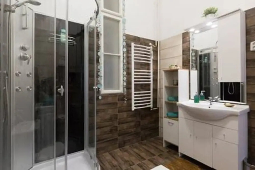 Luxury & Spacious Eclectic Style Apartment
