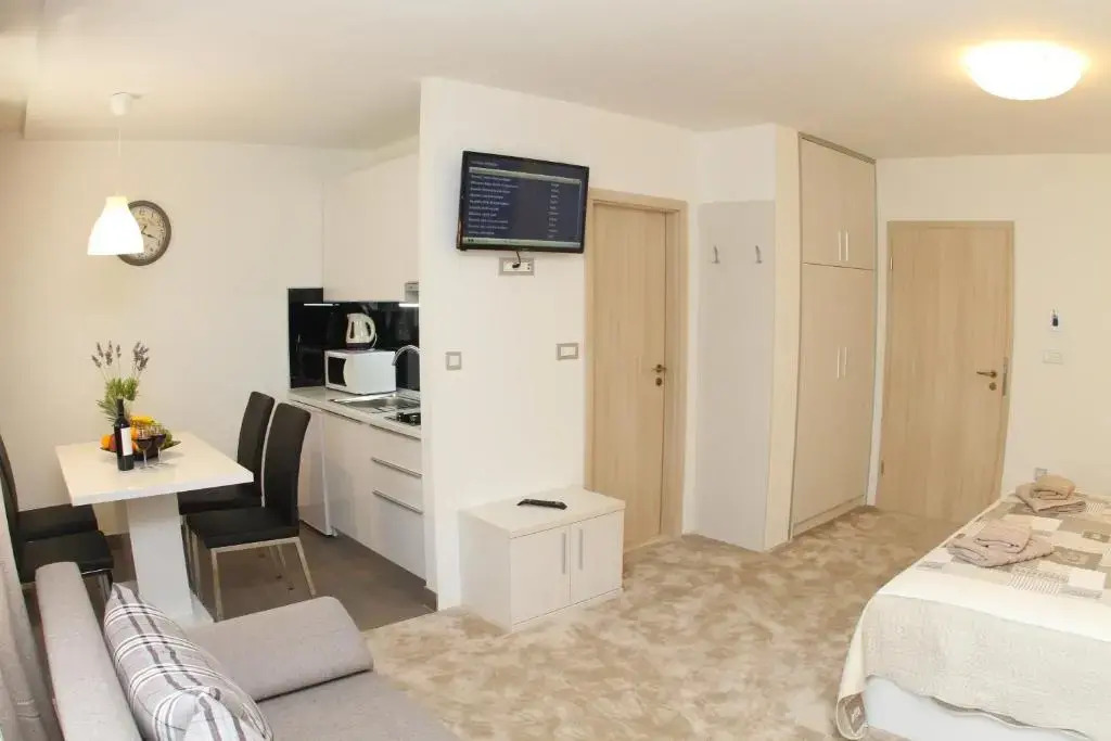 Studio Apartments Mirakul