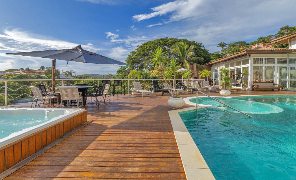 Maravilhosa Mansão em Frente à Praia da Ferradura Por Luxury Rentals