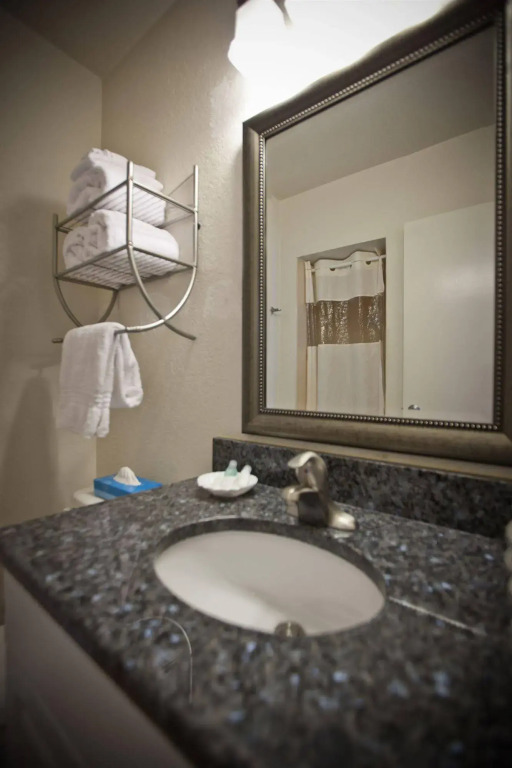 Legacy Harbour Hotel & Suites