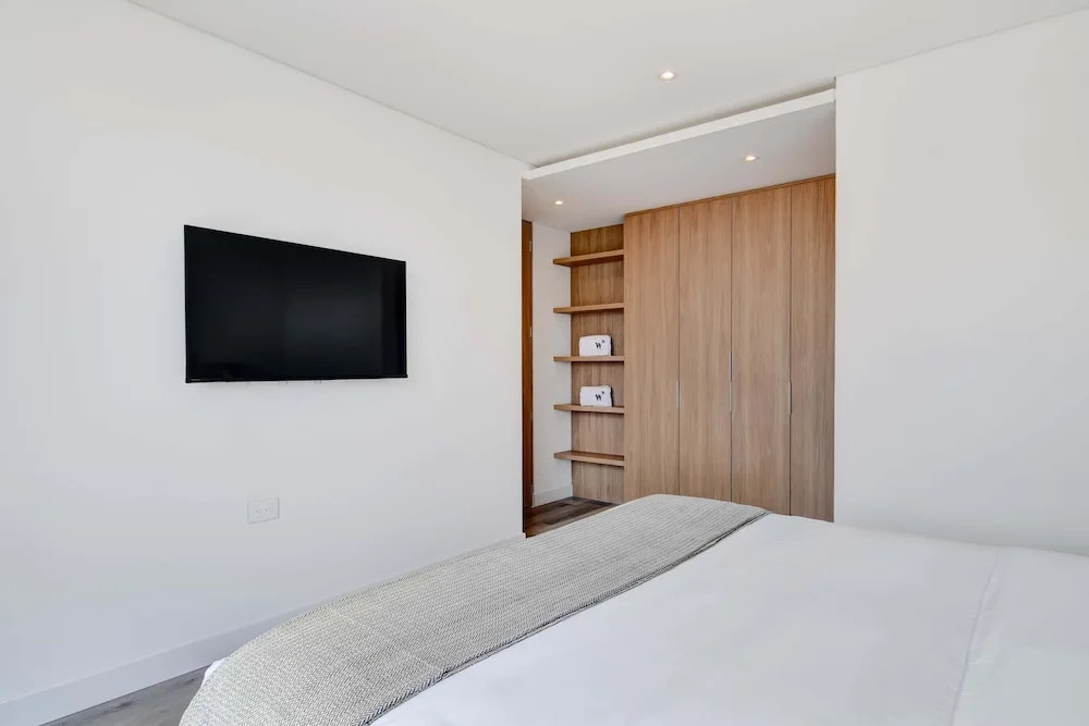 w Compelling 1BR w Balcony in Santa Barbara