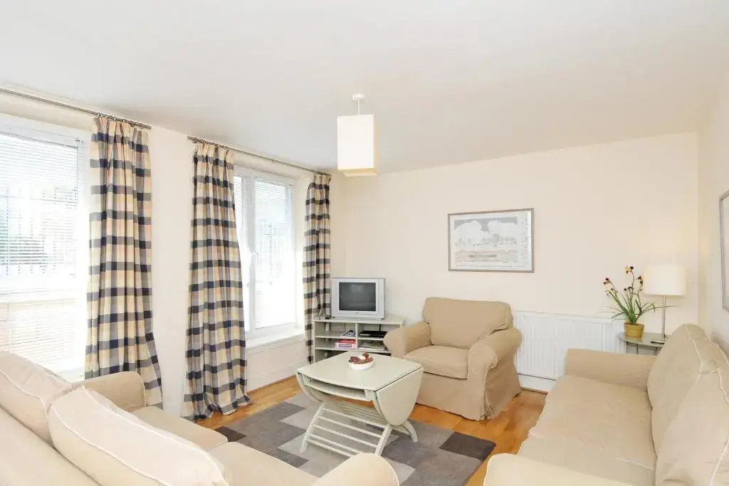 201 Quiet 2 Bedroom Property With Secure Private Parking