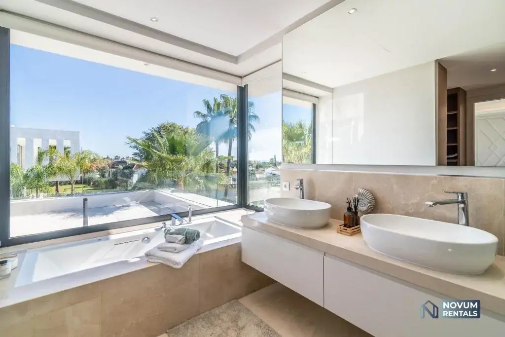Remarkable 5-BDRM Villa - Heated POOL & GYM