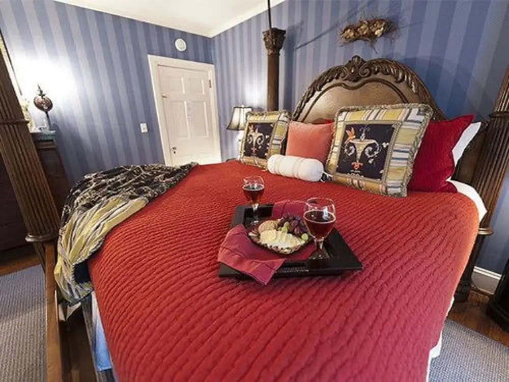 10 Fitch Luxurious Romantic Inn