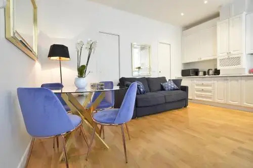 Champs-Élysées Executive Apartment