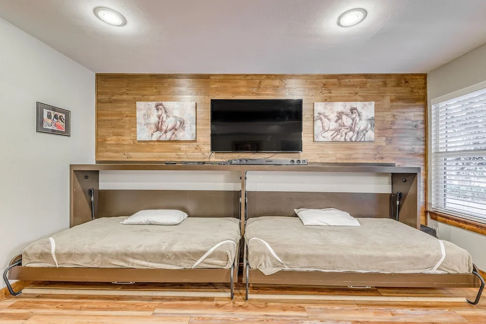 Ruidoso Condo w/ Hot Tub: Long Walk to Midtown!