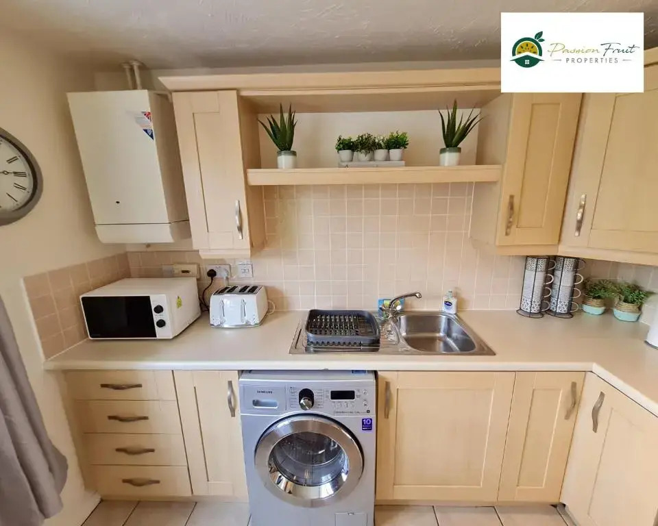 3 Bedroom house near Coventry City Centre with Wi-fi, driveway & garden - 16RWC