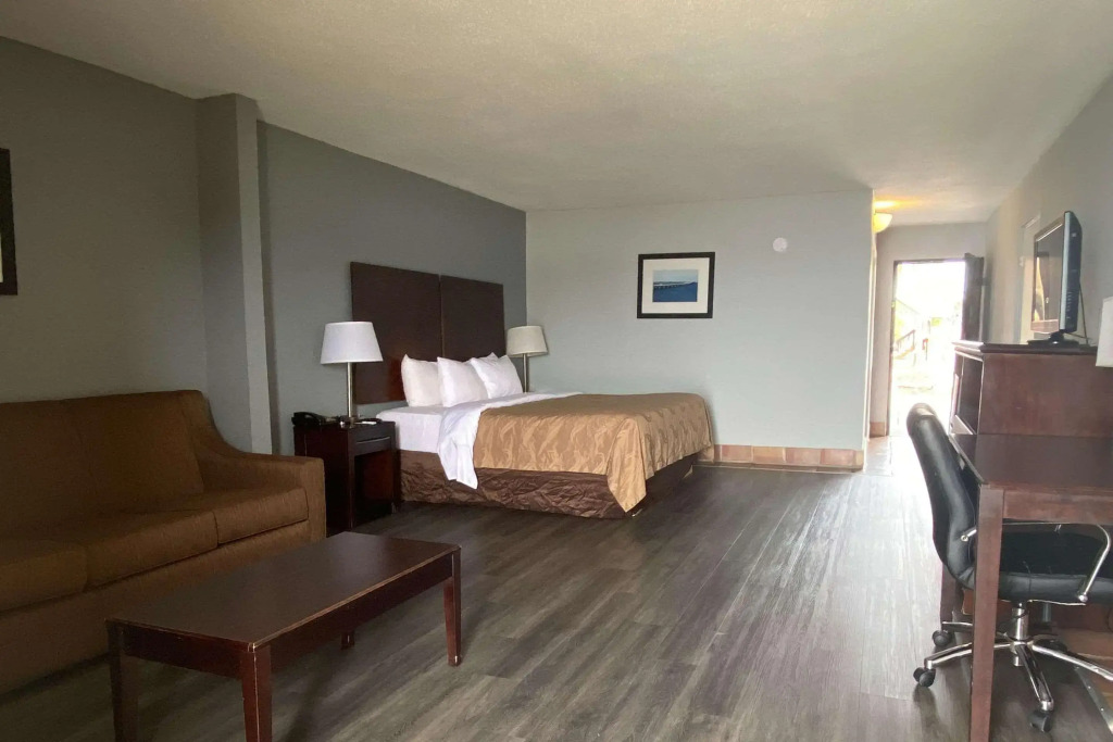 Quality Inn & Suites Gulf Breeze Bayside near Pensacola Beach