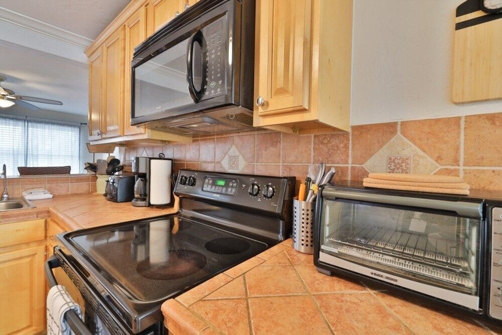 813 E 6th Ave 3 Bedroom Home by RedAwning