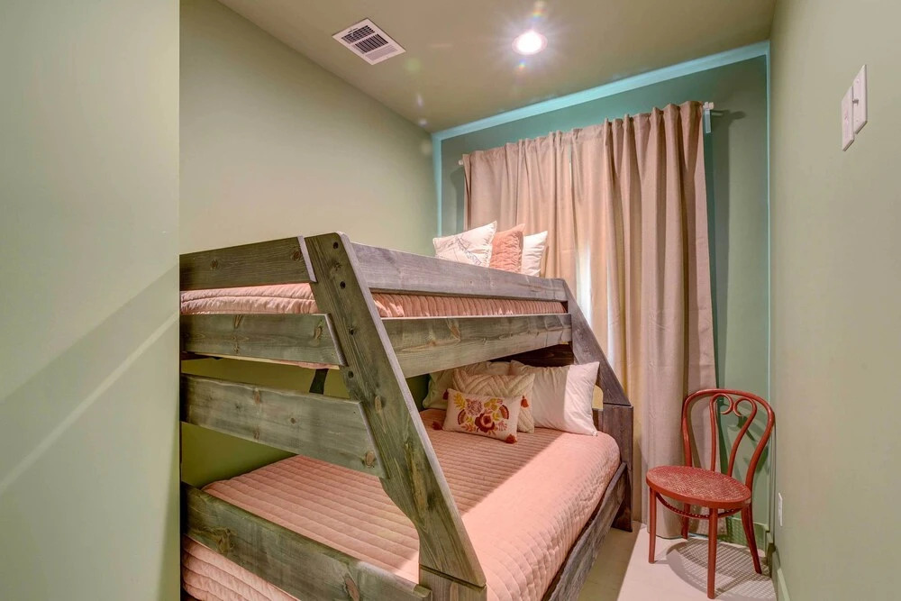 1 Mi to Historic Pleasure Pier: Home w/ Grill!