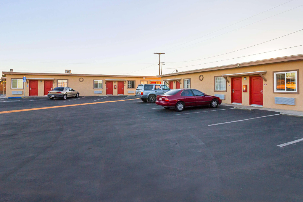 Motel 6 Maple/Main