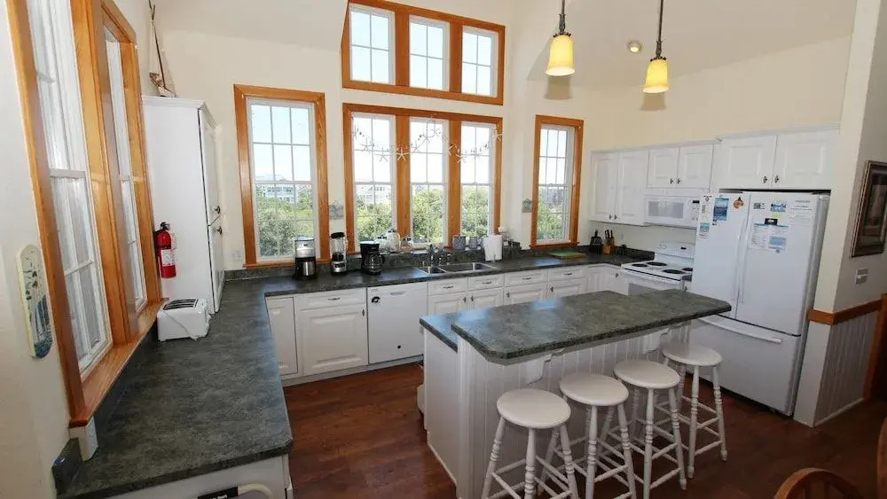 Catch a Breeze - 6 Br Home