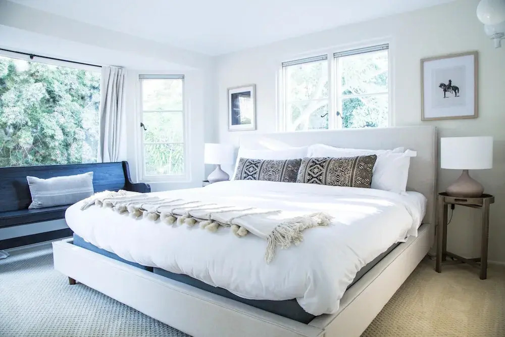 Frida by AvantStay | Sleeps 16! Prvt Estate w/ Tennis Ct & Mins to Beach!