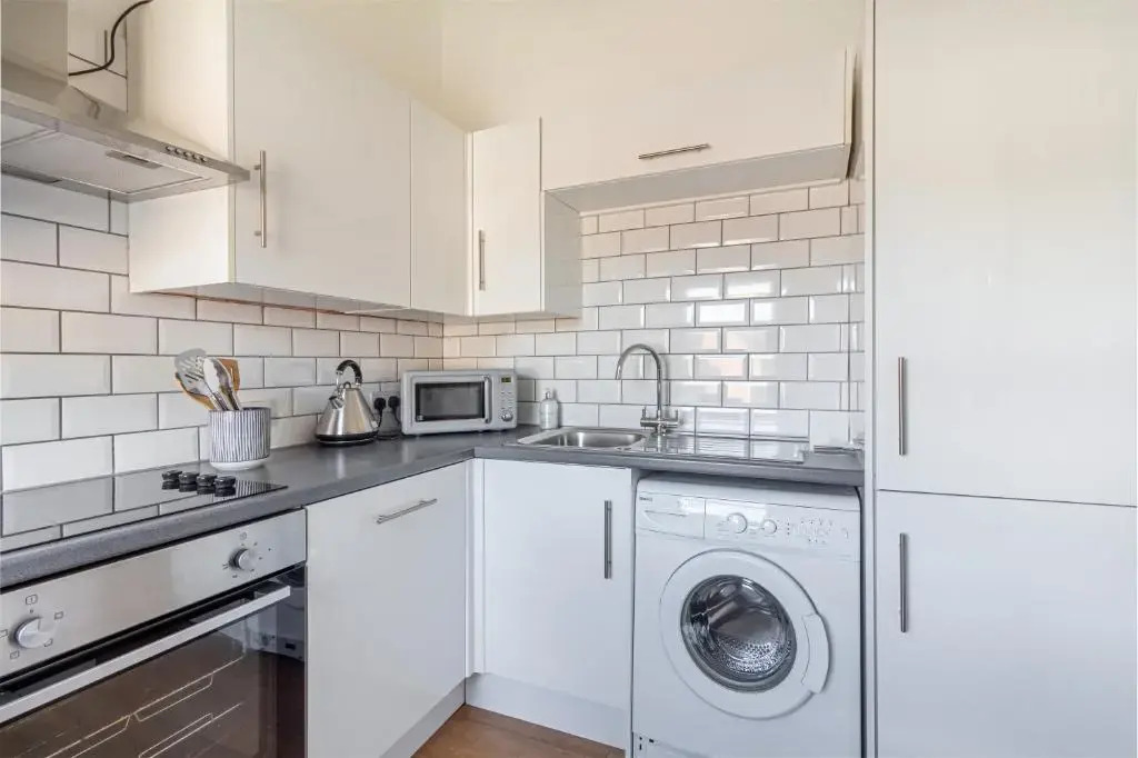 Modern 2 Bedroom Apartment with Free Parking!