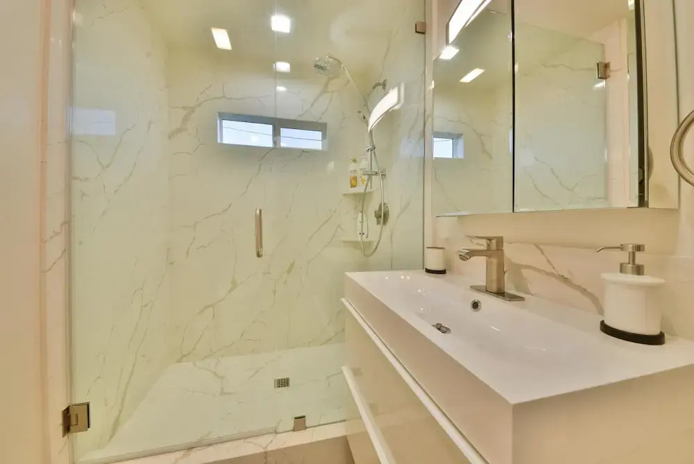 1244#7 Remodeled Luxury Condo With Stunning Views of Beach & Bay