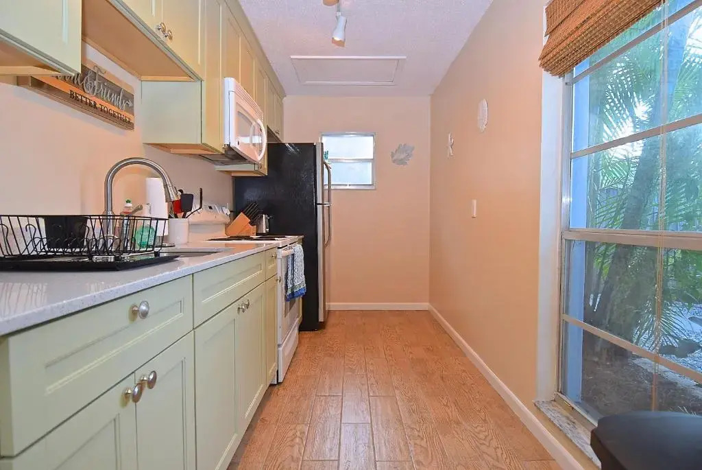 Crescent Street 1138 B, Walk to the beach, Pool, 1 Bedroom, Pet Friendly