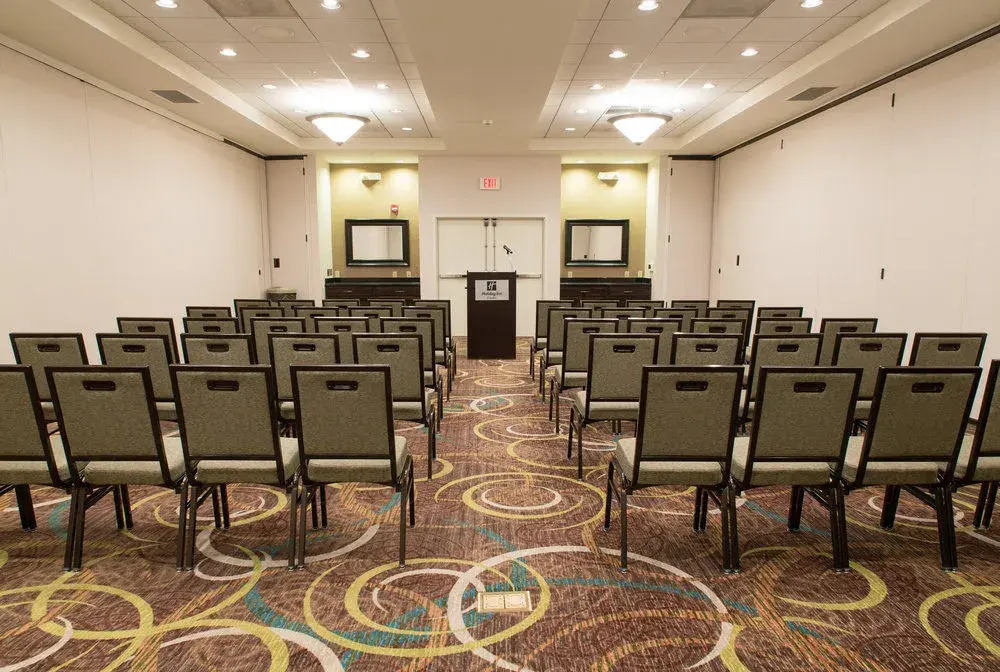 Holiday Inn & Suites Bloomington-Airport